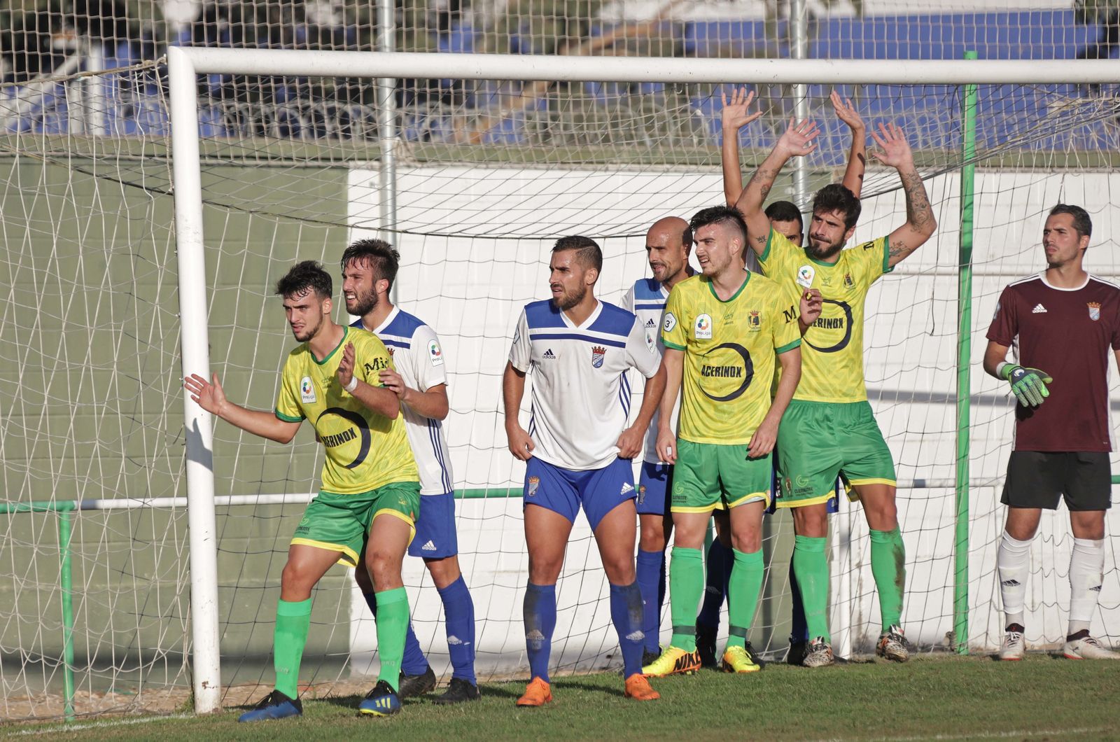 Gonzalo, Ezequiel, Dani Jurado e Isra defienden en un córner a Forján y Dani Hedrera, con Fran atento al saque.