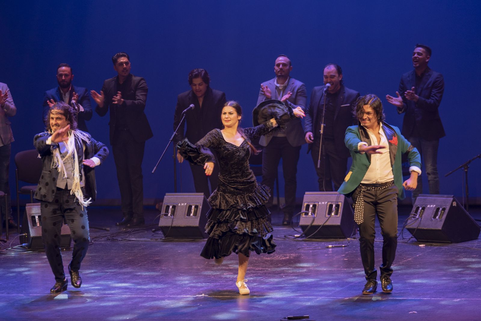 Inés de Inés acompañada por el Farru y el Carpeta durante el espectáculo.