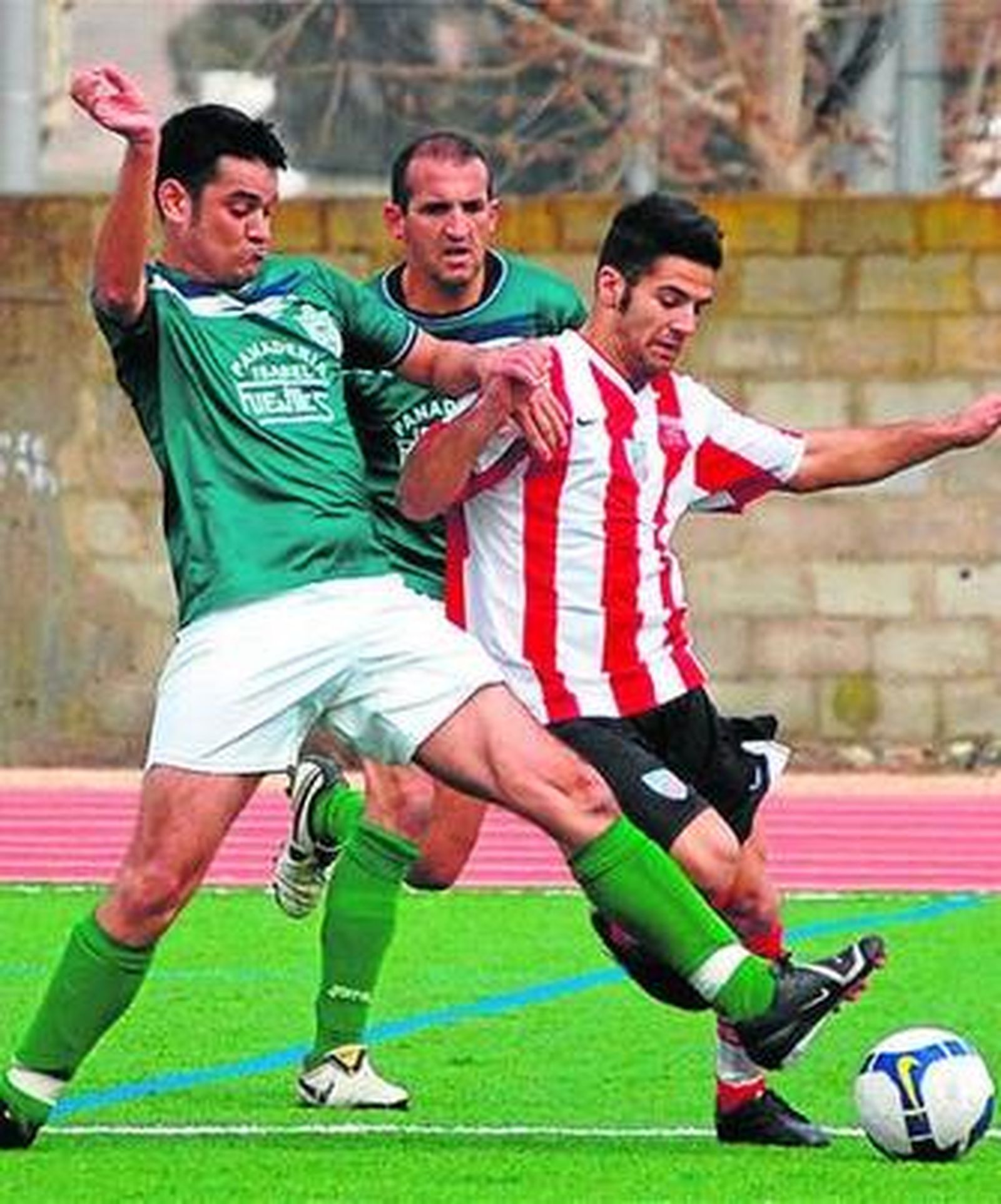 Paco Tinoco (i) y Vicente presionan al romerista Bonelo.
