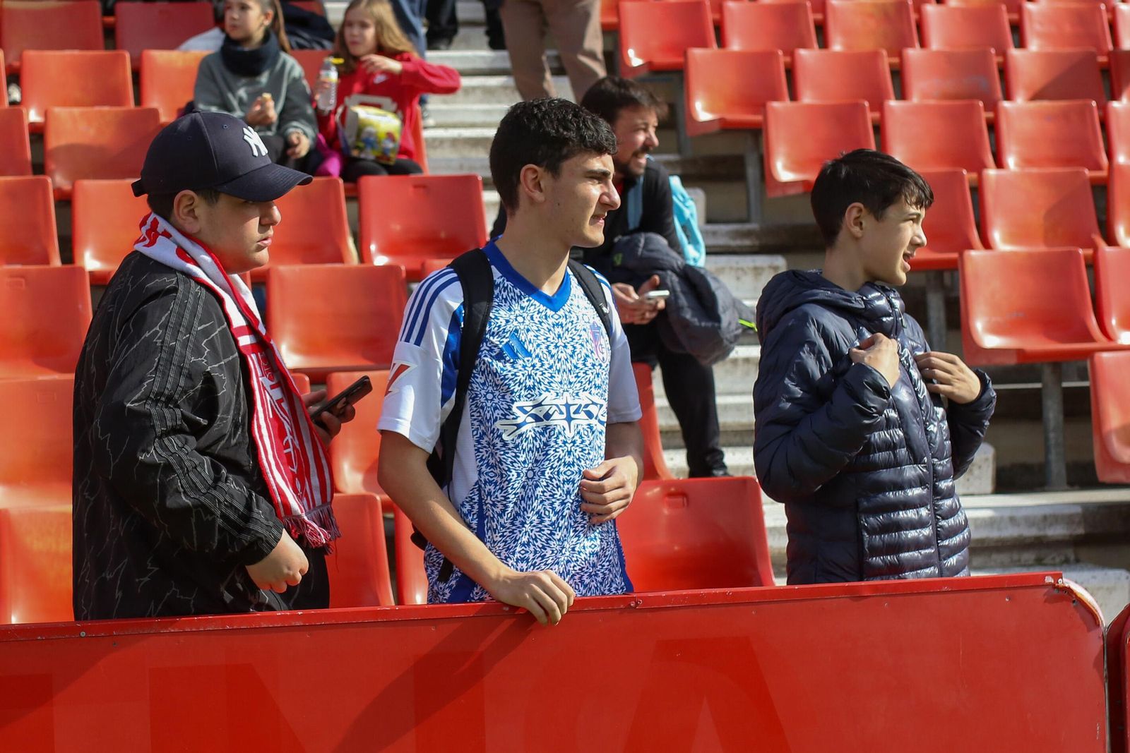 Encuéntrate en la grada de Los Cármenes en el Granada-Sporting