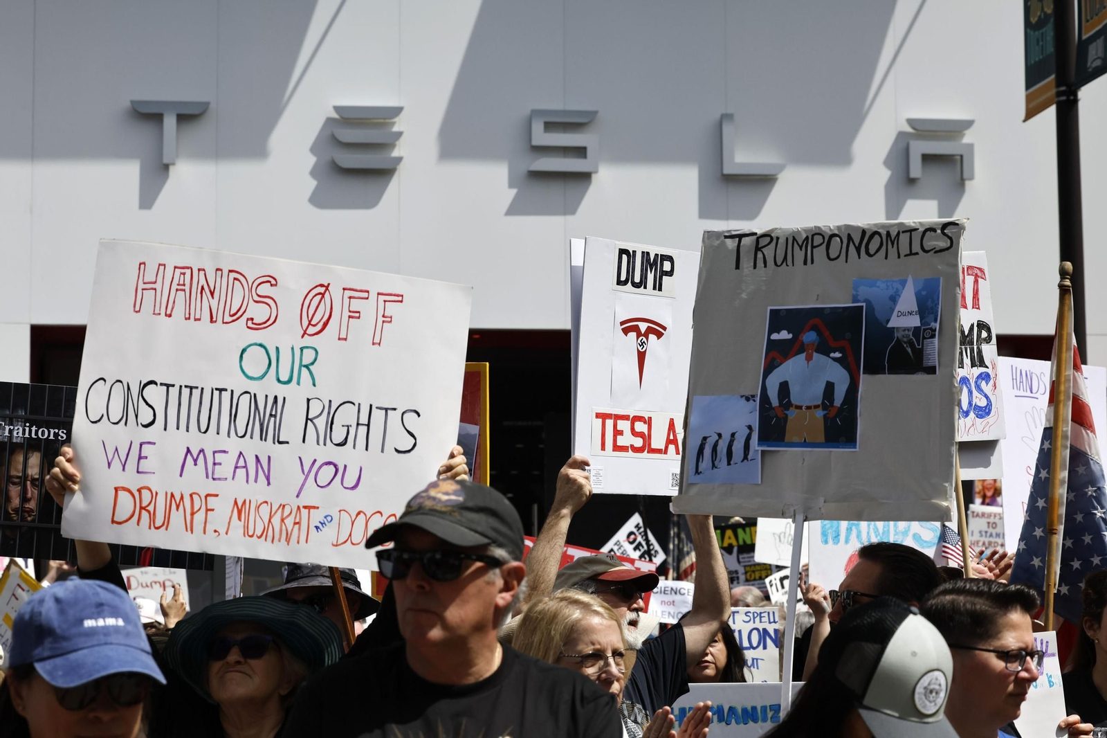 Miles de manifestantes contra Trump y Musk en EEUU: "¡Quita tus manos!"