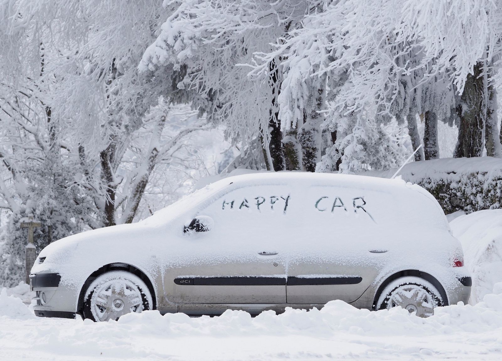 Un coche cubierto de nieve en la montaña lucense en O Cebreiro.