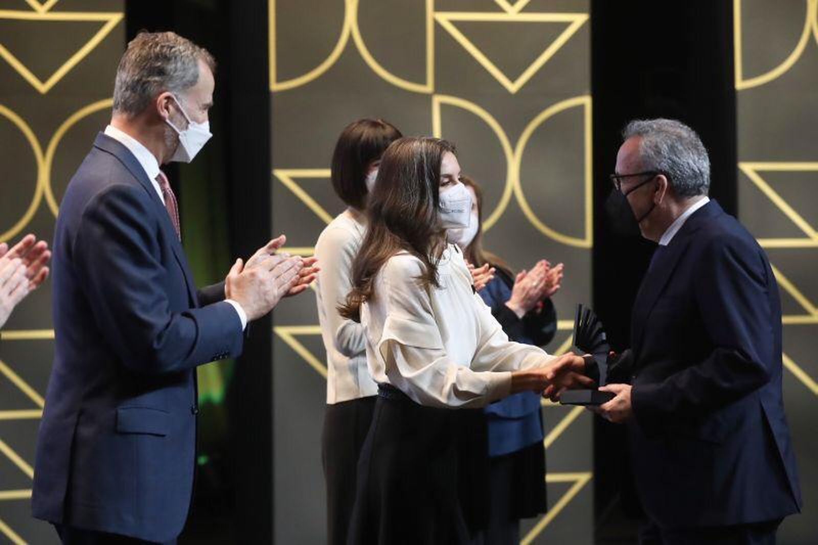 Francisco Martínez-Cosentino, presidente del Grupo Cosentino, recibe el premio de Su Majestad la Reina.