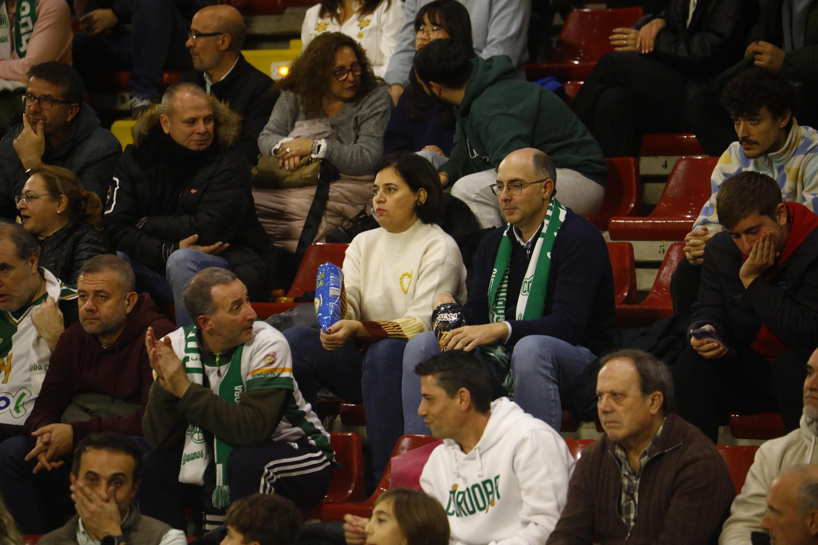 Las mejores fotos del ambiente en Vista Alegre para el Coto Córdoba - Baloncesto Valladolid