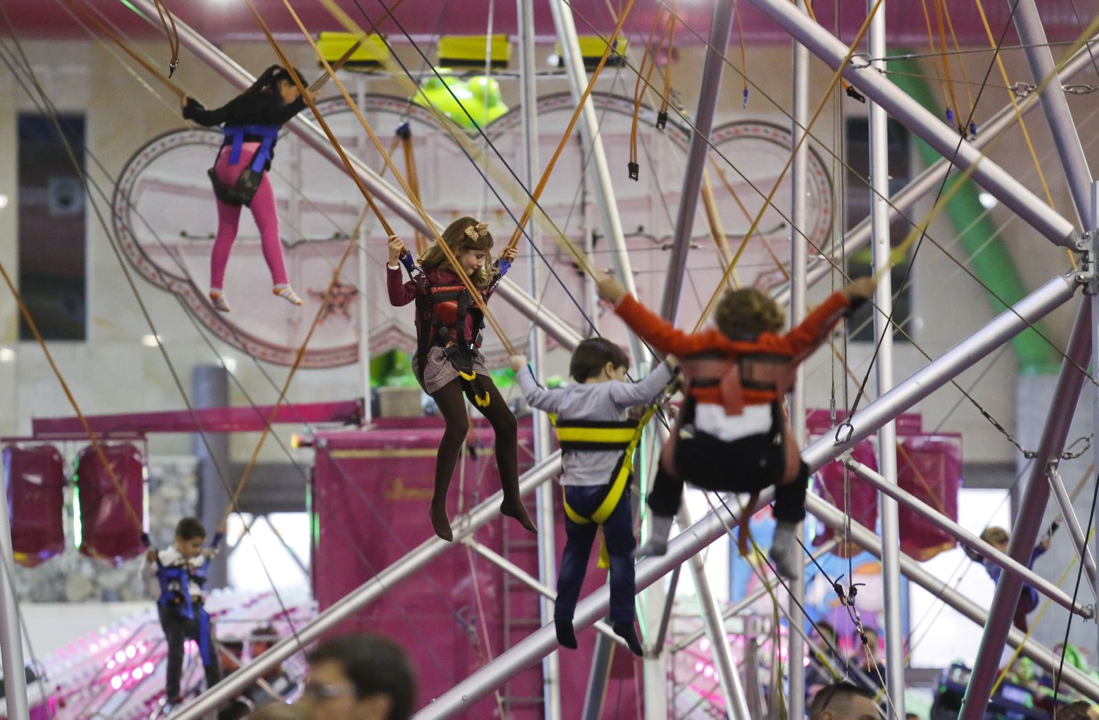 Varios niños saltan en una de las atracciones del MIMA.