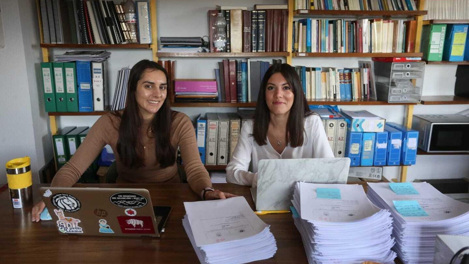 Belén Extremera y Alba Segura, miembros del proyecto, en la fase de volcado de datos. Belén Extremera y Alba Segura, miembros del proyecto, en la fase de volcado de datos.