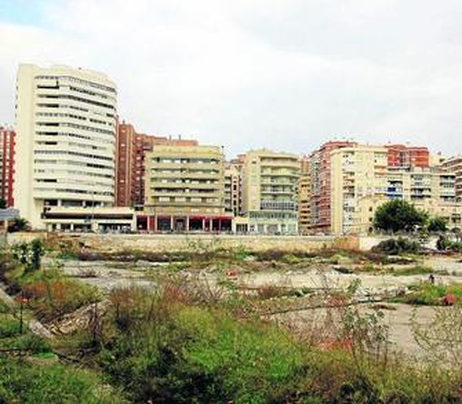 Terrenos de la esquina de los muelles 1 y 2, donde previsiblemente se asentará el supermercado.