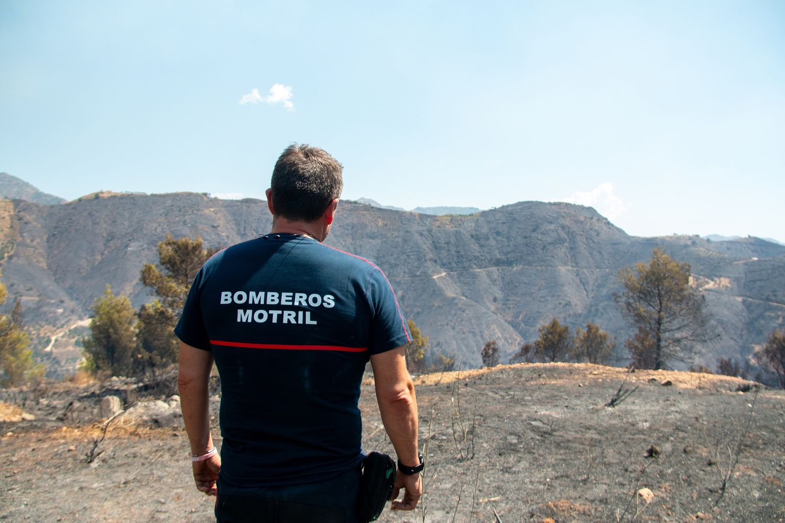El trabajo para controlar el incendio de Almuñécar, en imágenes