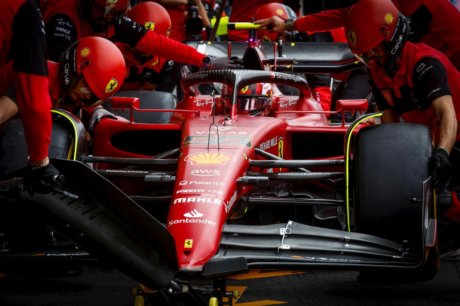 Carlos Sainz saldrá primero en el GP de Bélgica por la sanción de Verstappen.