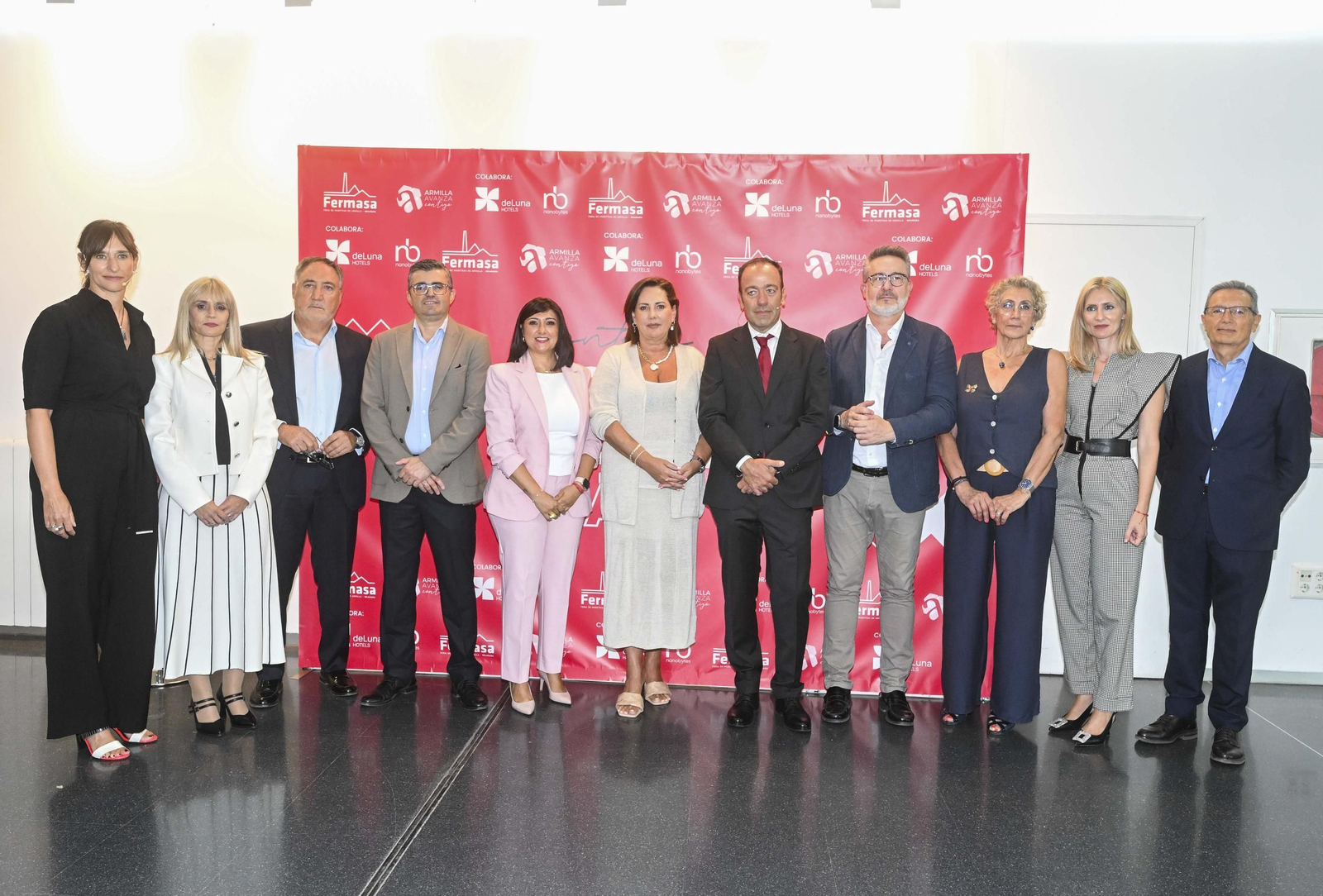 Las autoridades del evento en una foto de familia.