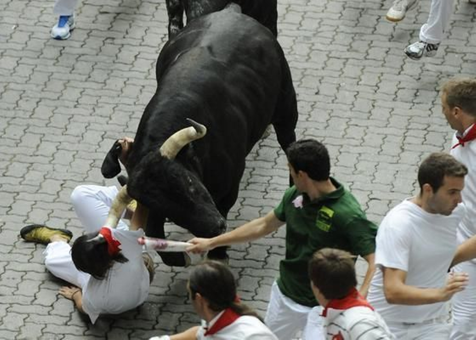 El primer encierro de 2012 finaliza con una cornada en el primer tramo y la entrada en la plaza de un toro con un mozo en una de sus astas.

Foto: EFE / Reuters