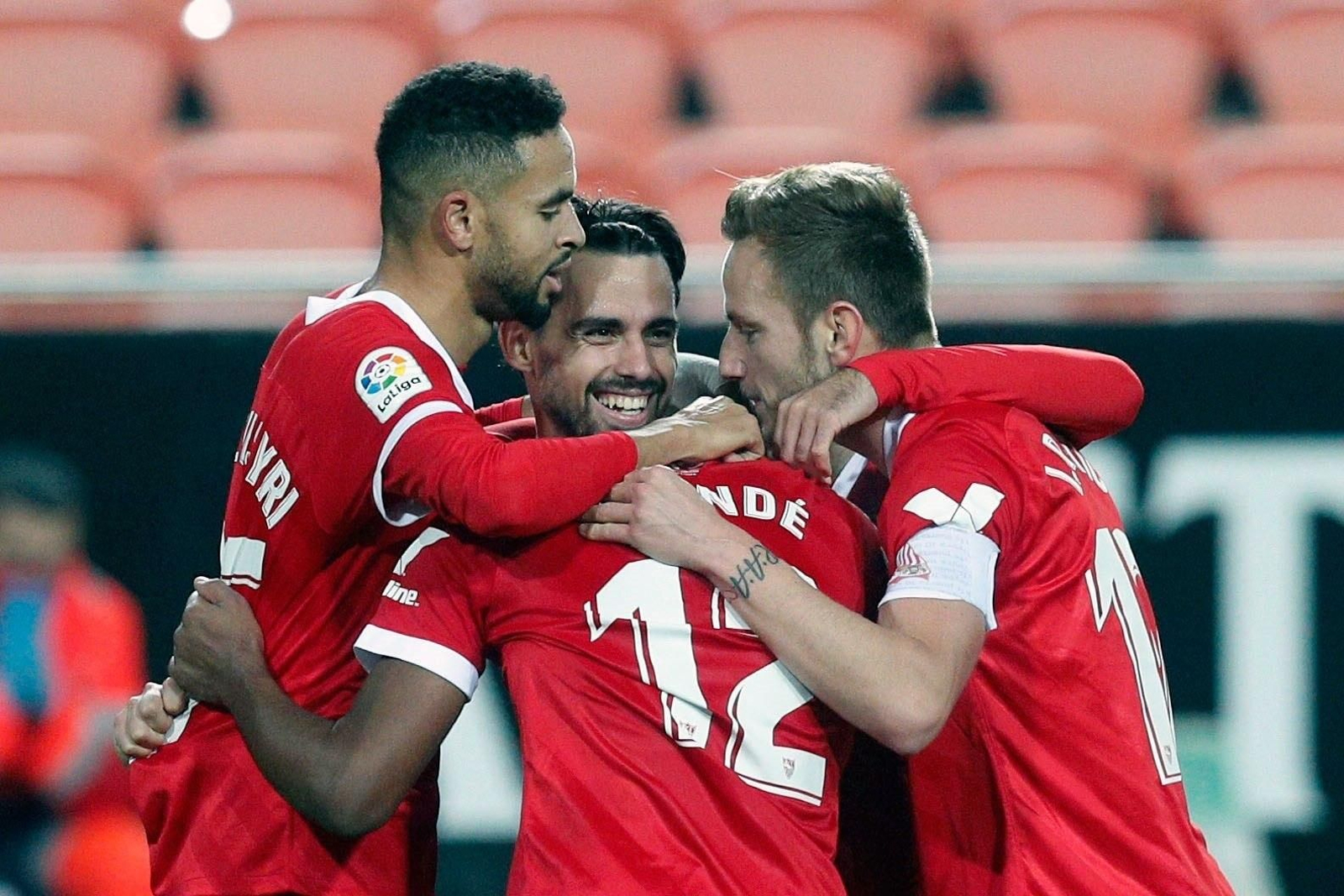 En-Nesyri, Koundé y Rakitic felicitan a Suso tras su triunfal gol.