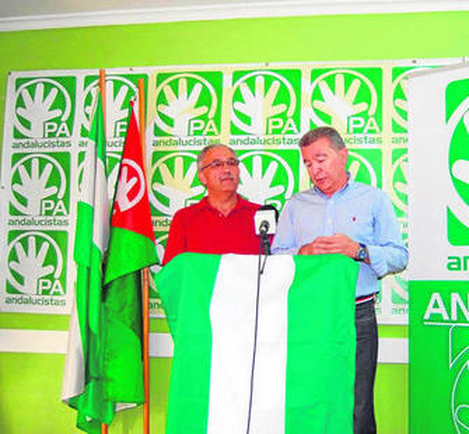 Agustín Espinosa y Juan Carlos Pérez Cabello, ayer, informan de su renuncia.