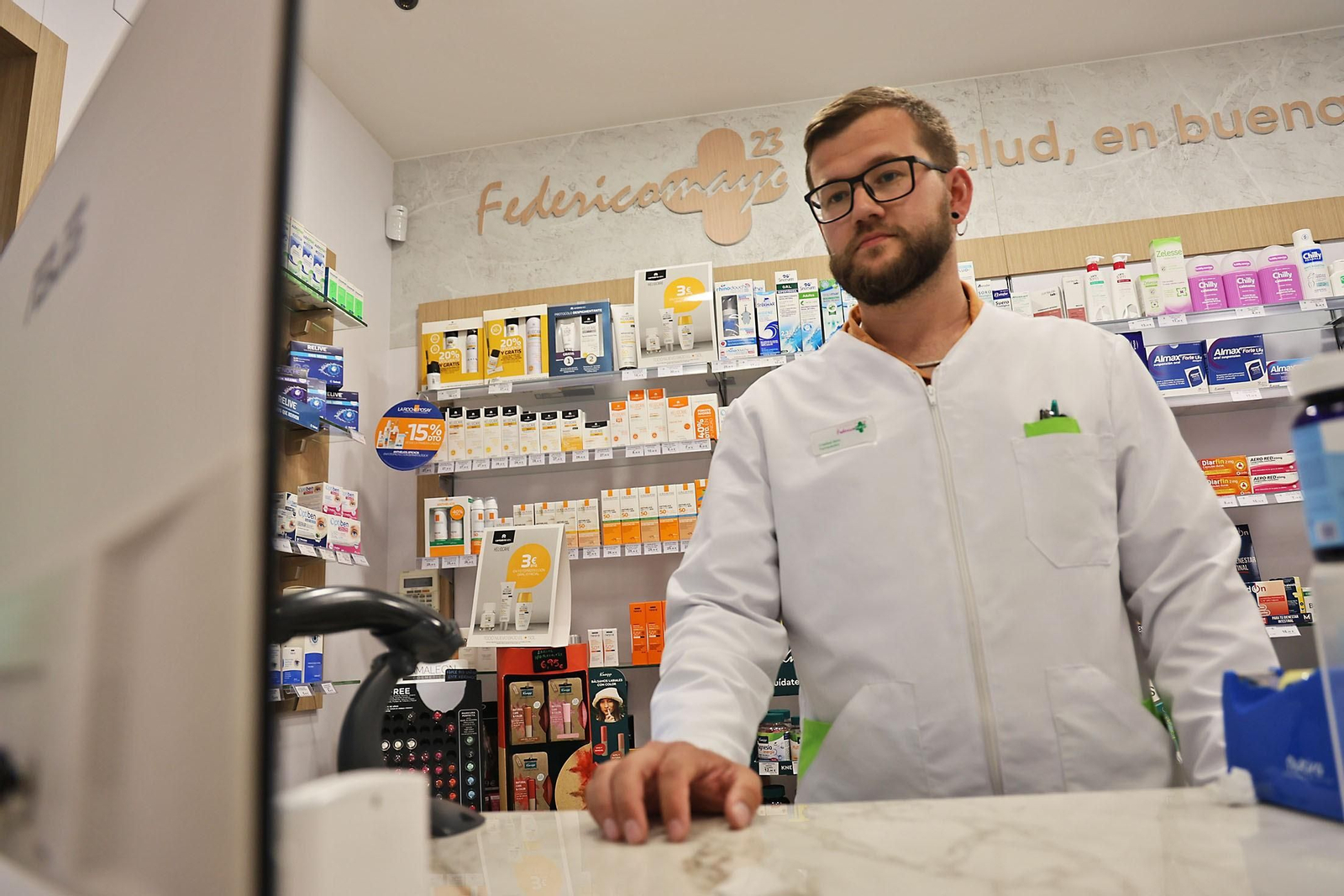 Cristóbal Abrio en la farmacia de la avenida Federico Mayo de Huelva capital.