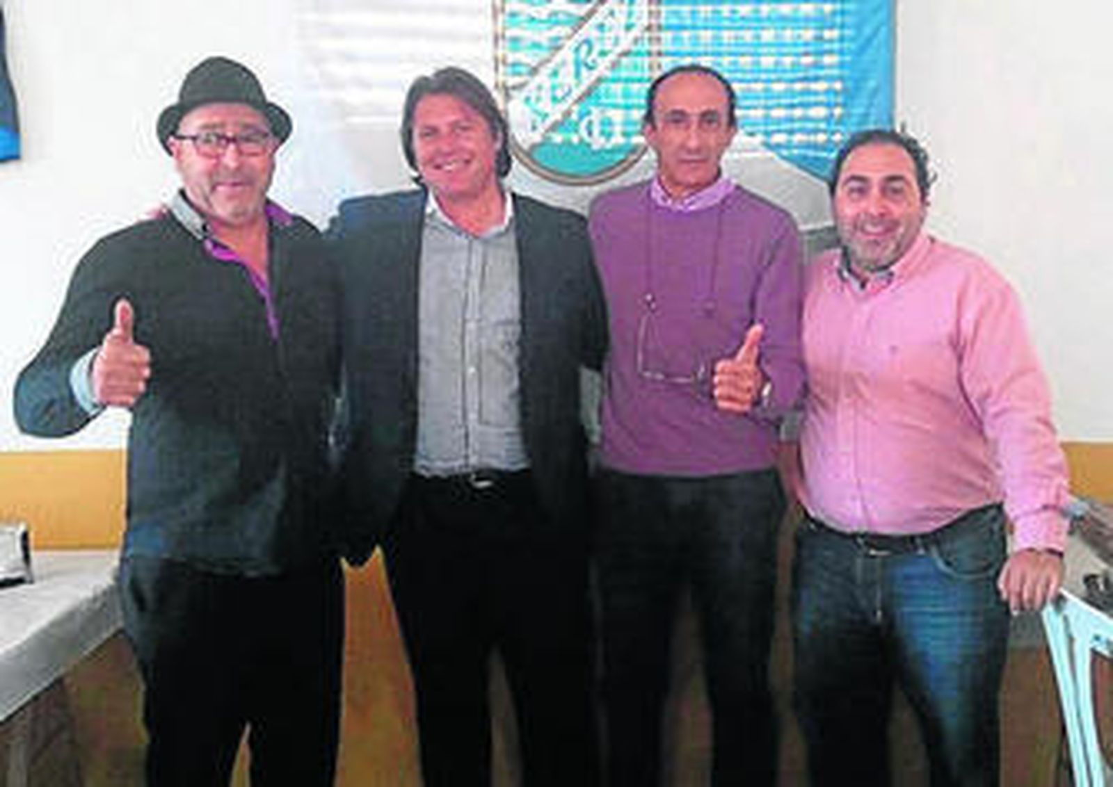 Ricardo y Chicha, ayer junto a los dueños del Mosto Tejero.