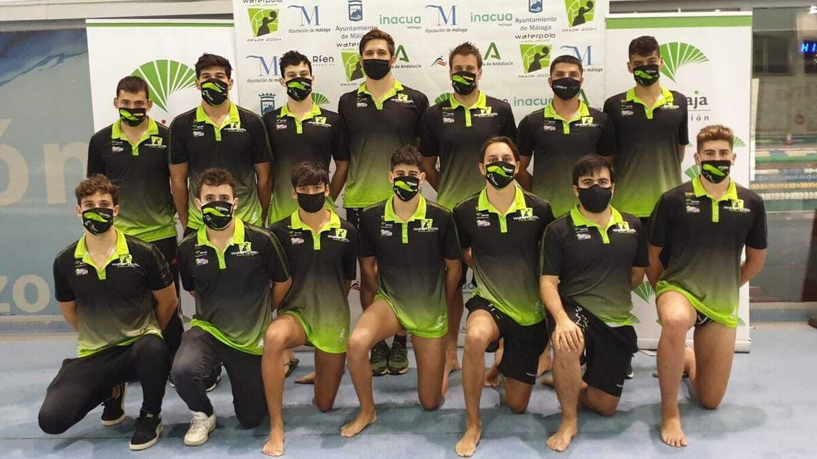 El Waterpolo Málaga posa antes del partido.