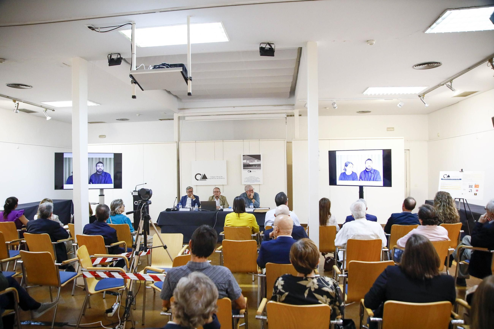 Imágenes del nombramiento como colegiado de honor a Santiago Alfonso en el colegio oficial de arquitectos de Almería