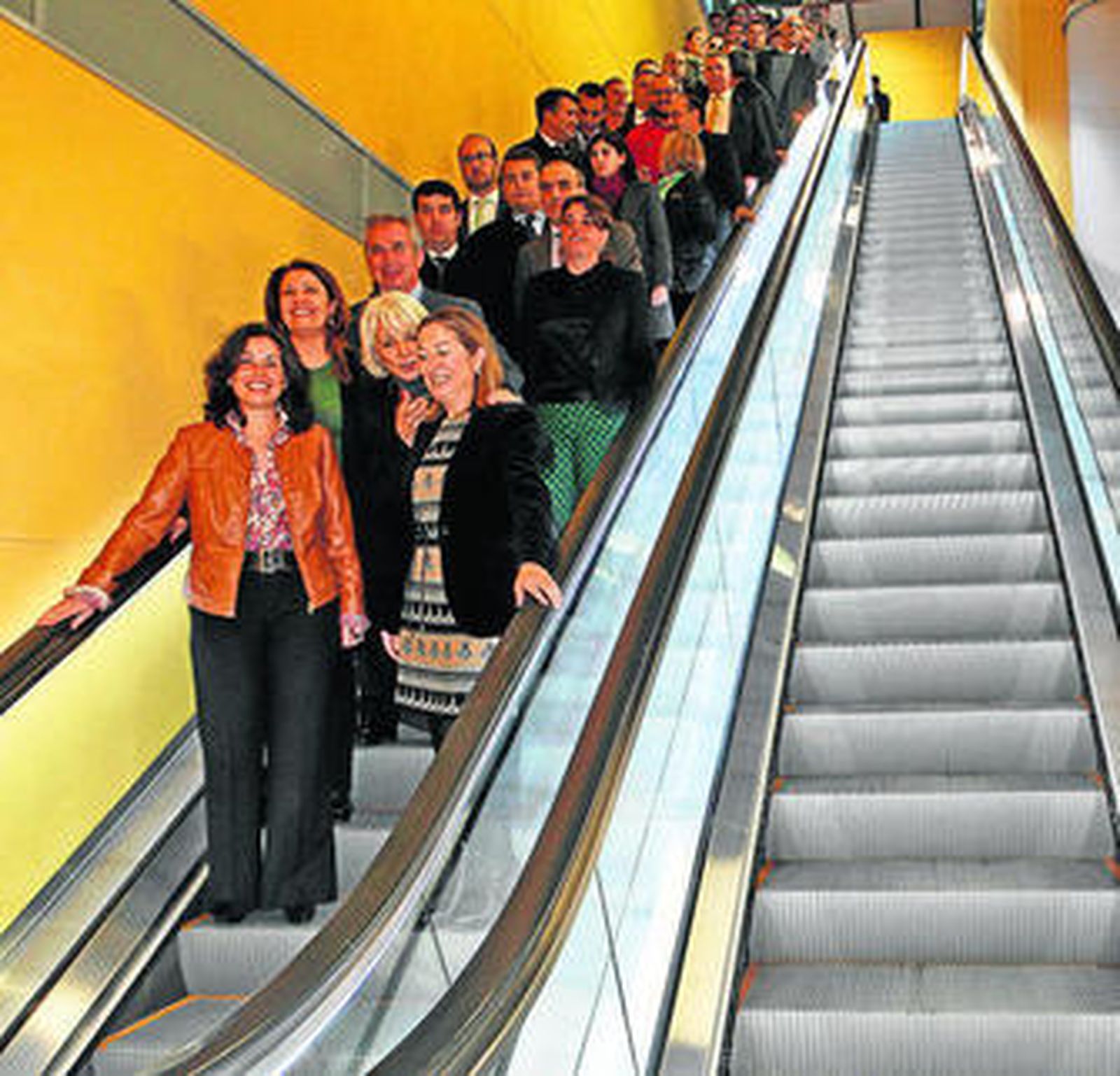 Maribel Peinado, Ana Pastor, Teófila Martínez y Elena Cortés, entre otras autoridades, ayer en la inauguración.