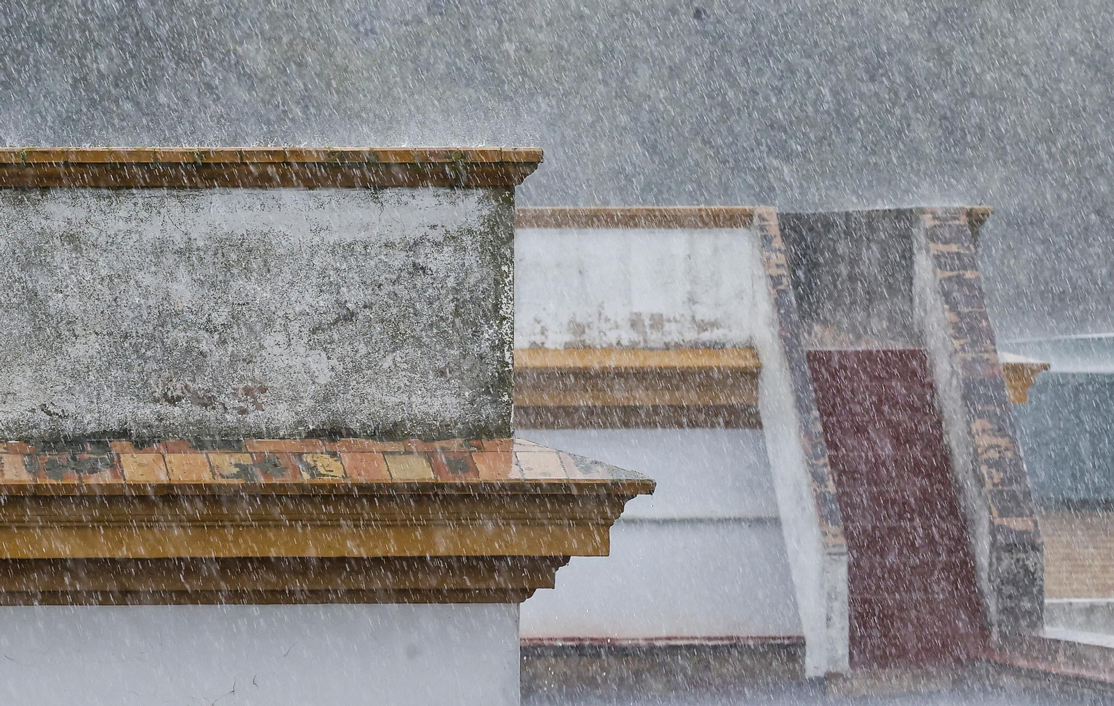 Otro día de frío y lluvia en Sevilla