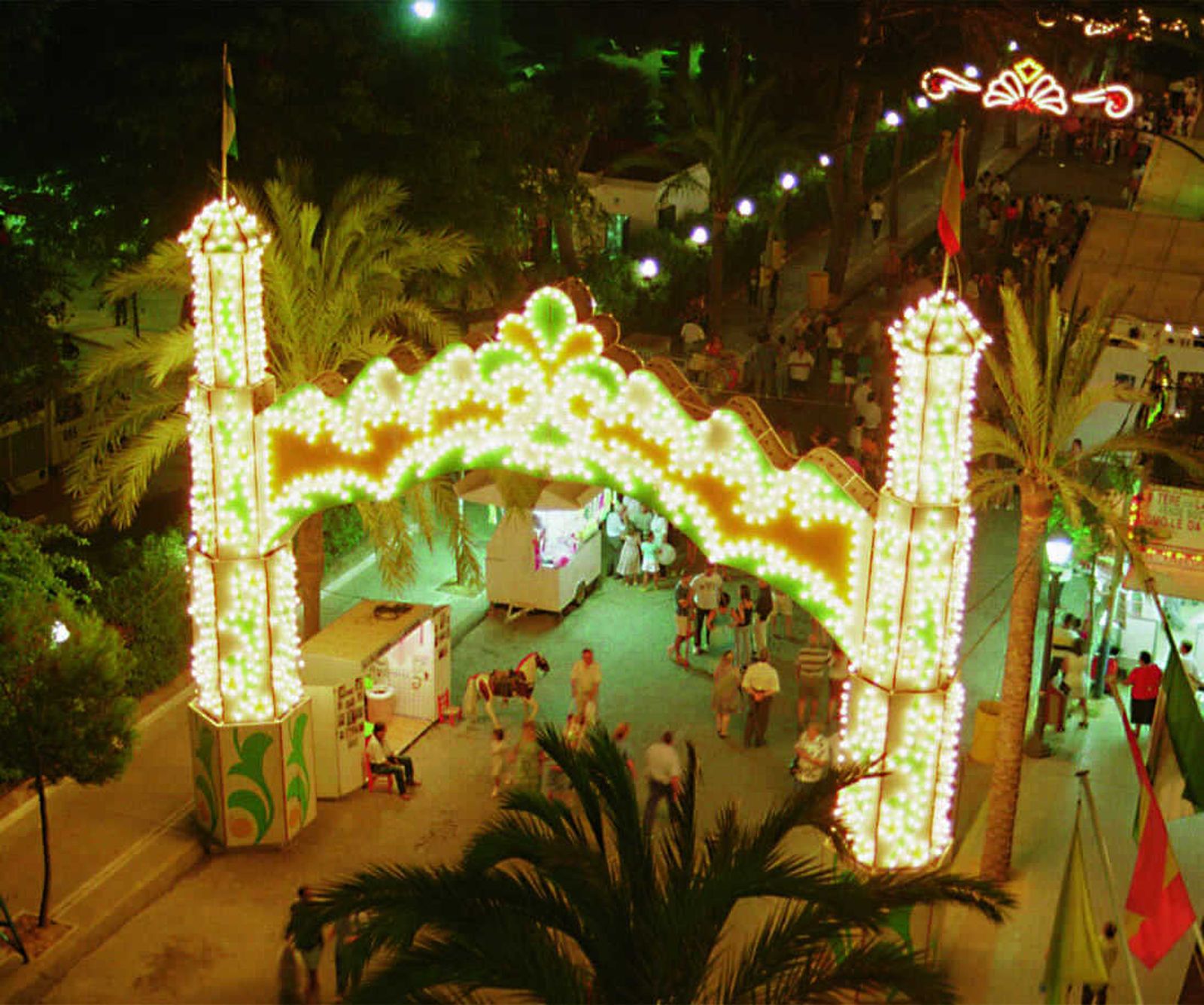 Portada alumbrada de la Velada de los Ángeles en el Paseo de Carlos III.
