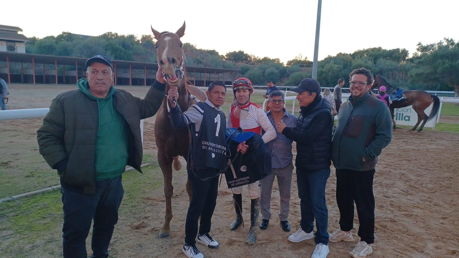 Vaclav Janácek posa tras ganar la quinta carrera con 'Ambushed'