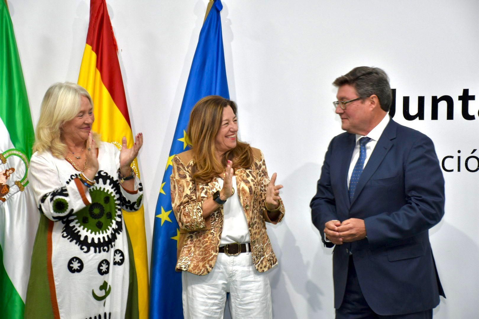 Mercedes Colombo y María del Carmen Castillo, aplaudiendo a José Ángel Aparicio tras su toma de posesión.