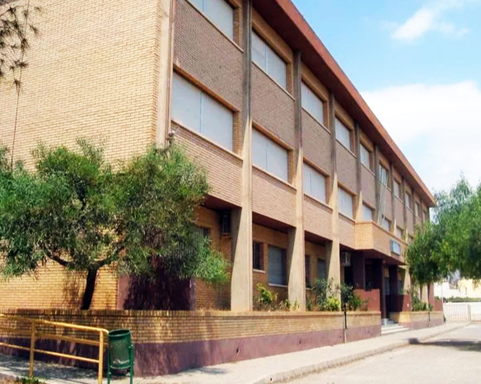 Vista exterior del Instituto de Enseñanza Secundaria Pablo Ruiz Picasso.
