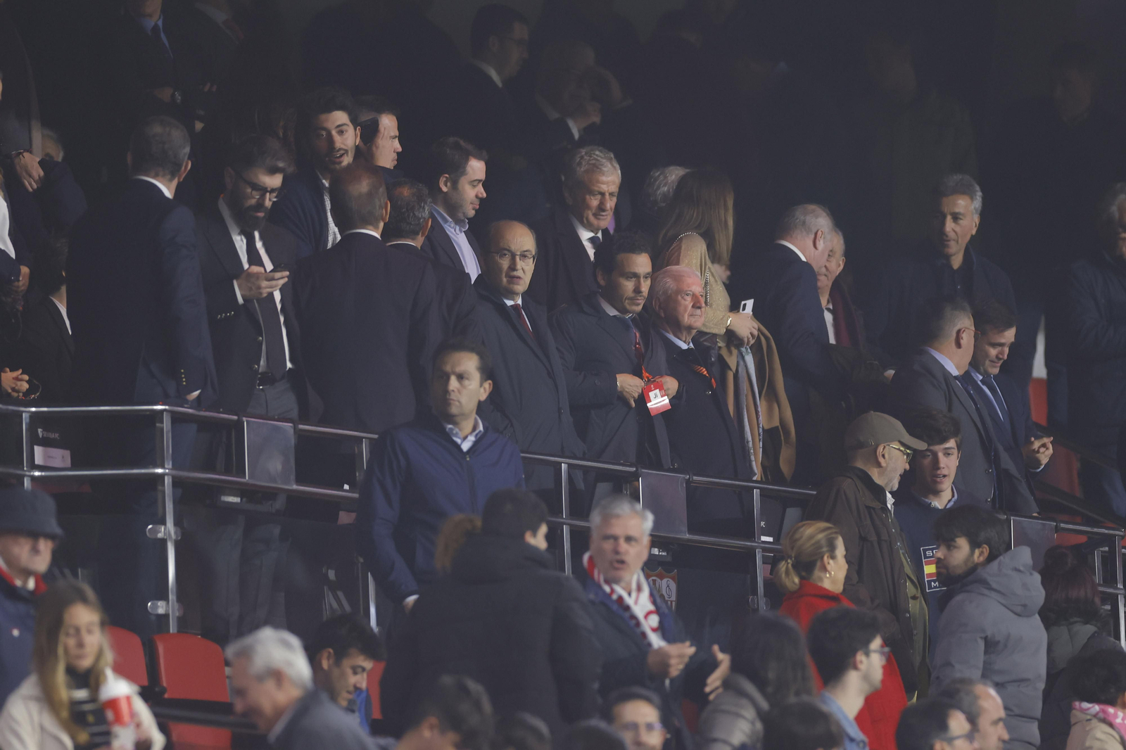 Búscate en las fotos del Sevilla-Fenerbahçe,