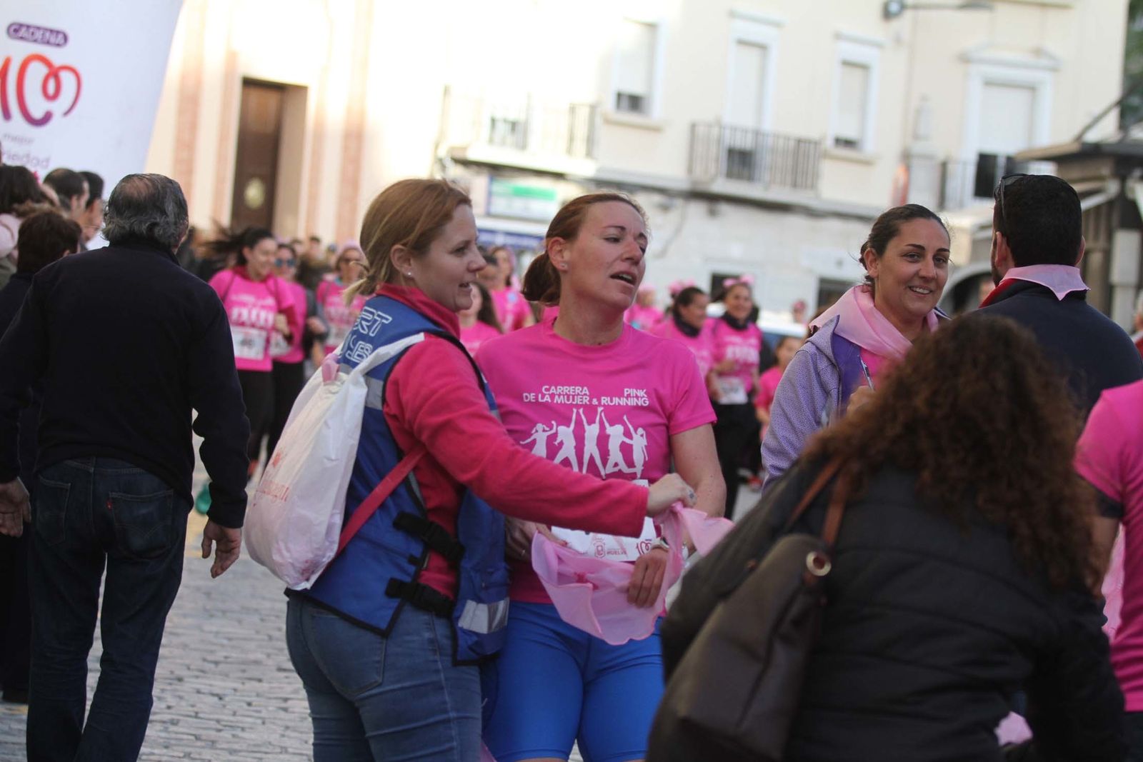 Imágenes de la Carrera contra el cáncer de mama de Huelva.