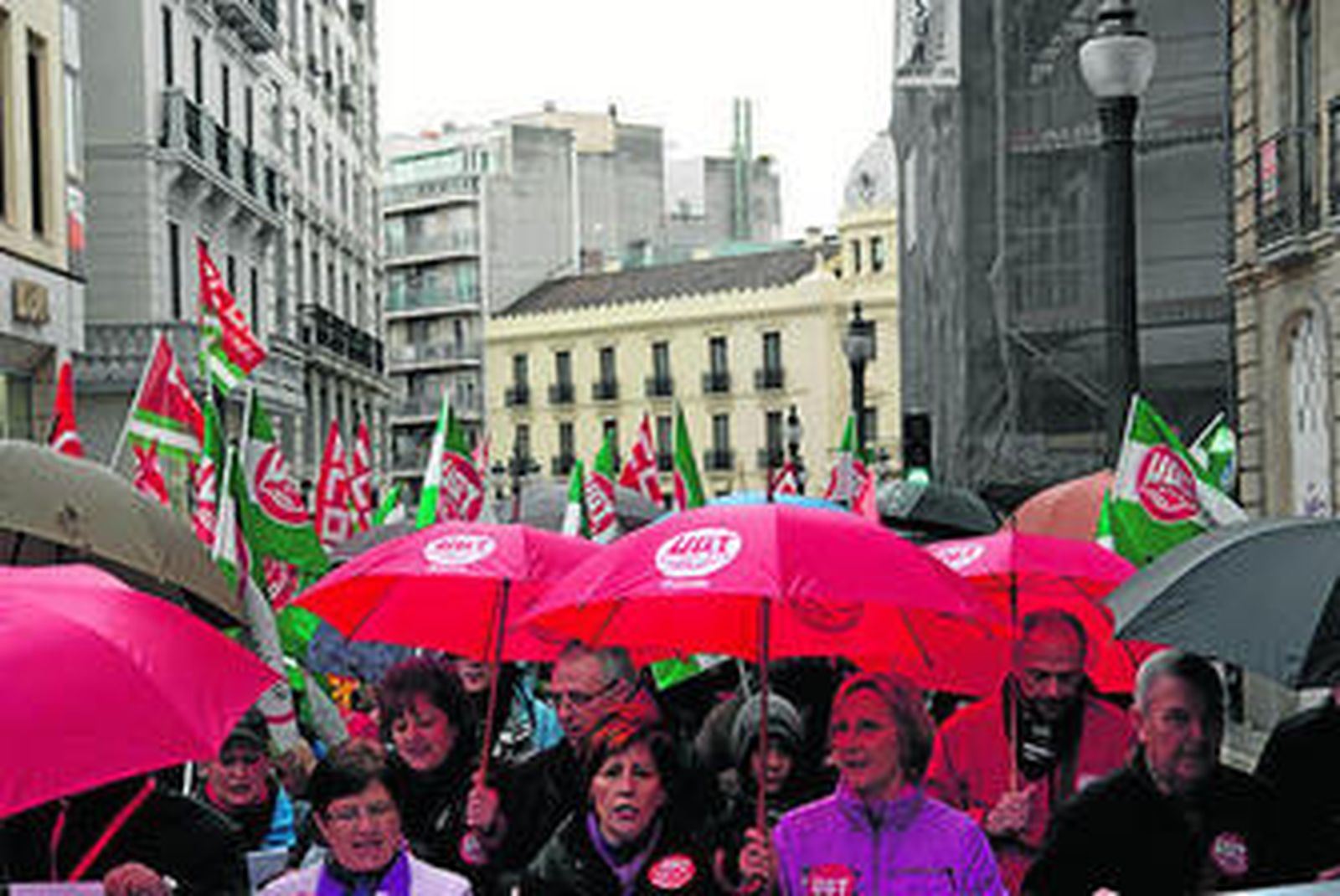La lluvia cayó con fuerza en cuanto empezó la manifestación.