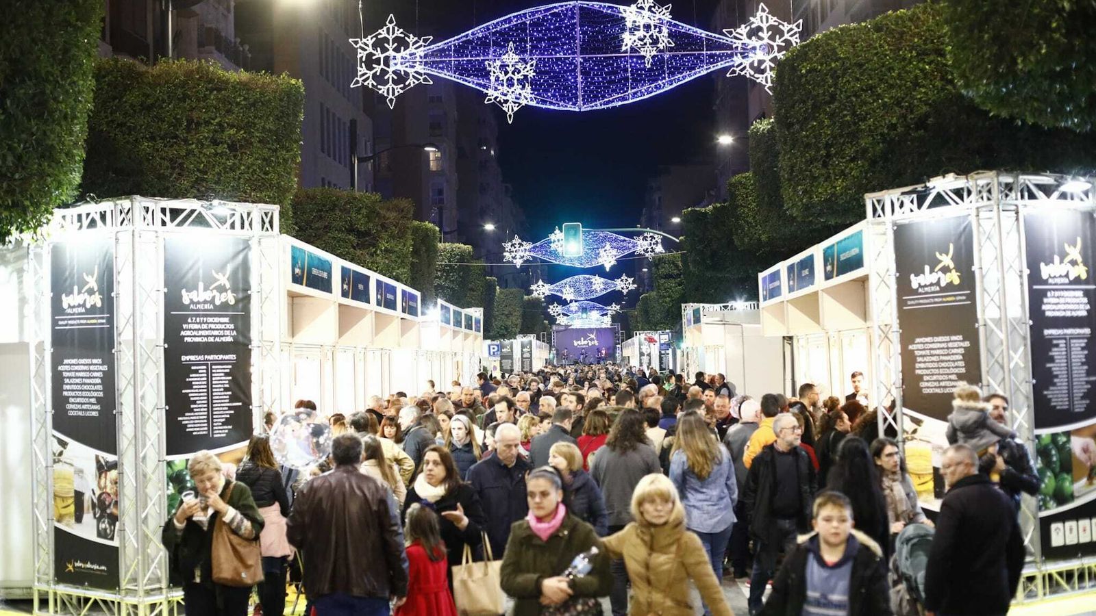 El Paseo acogió a miles de almerienses.