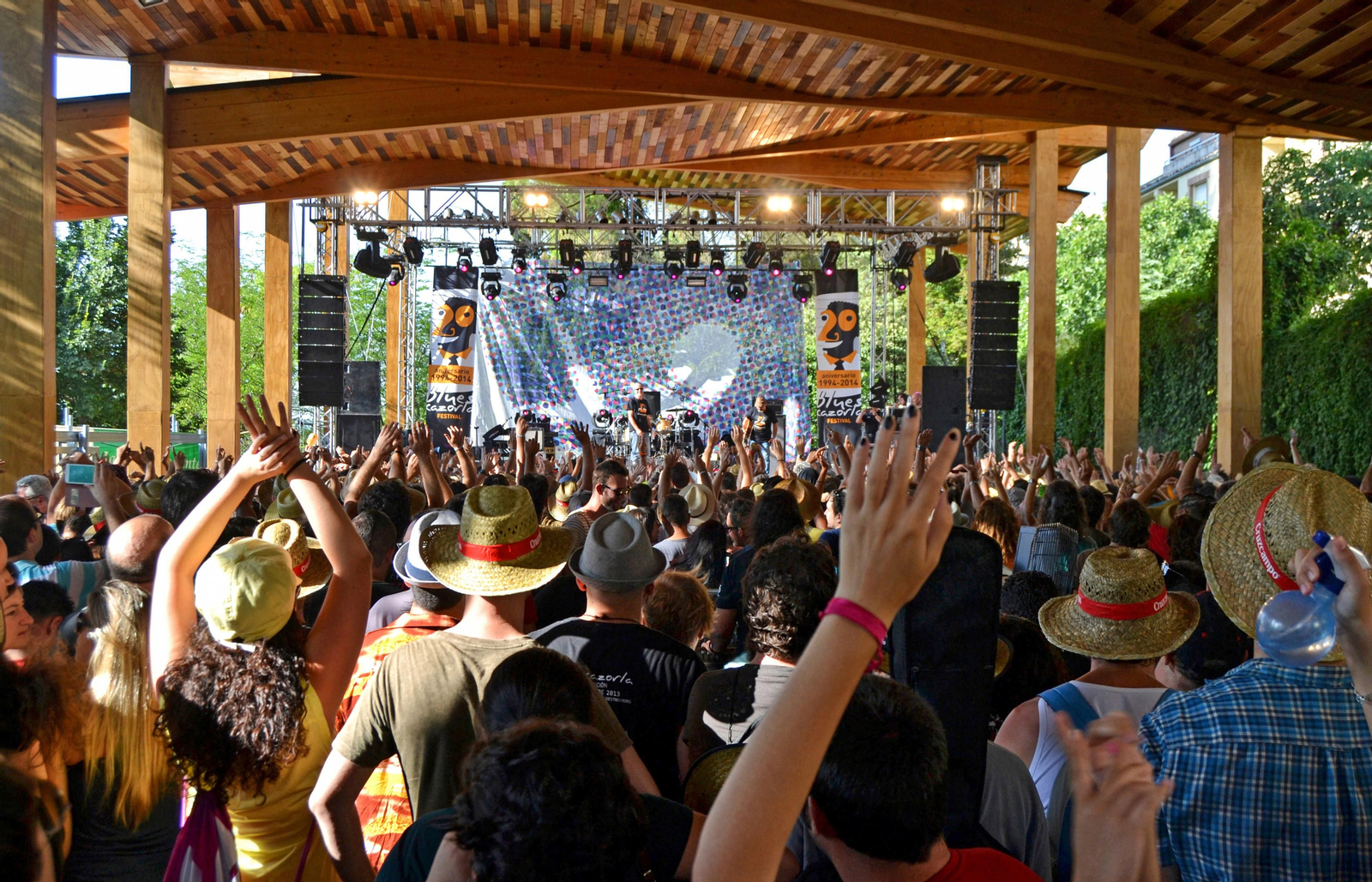 Por la tarde, los conciertos gratuitos continúan en el Auditorio Parque del Santo Cristo. Por la tarde, los conciertos gratuitos continúan en el Auditorio Parque del Santo Cristo.