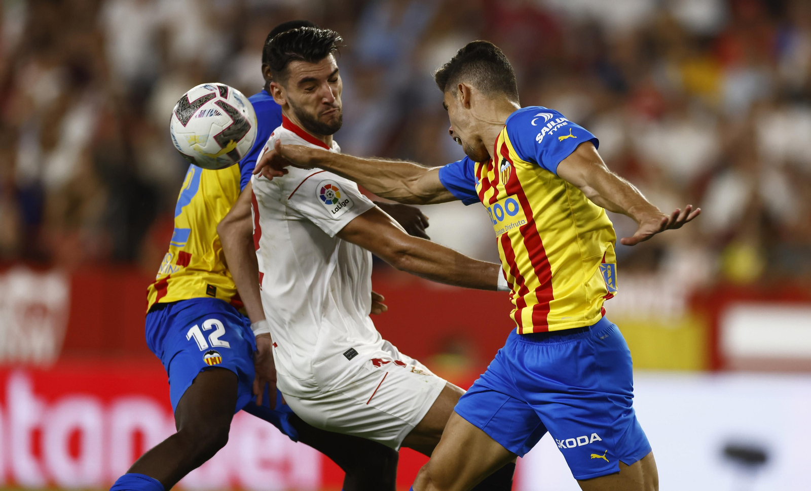 Rafa Mir, ante Gabriel Paulista en un lance del partido.