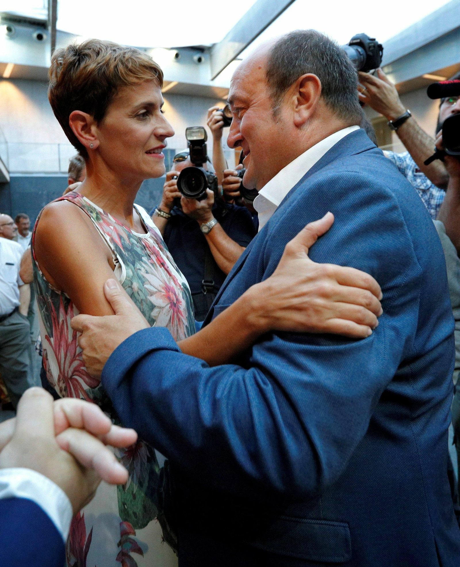 María Chivite recibe ayer la felicitación de Andoni Ortuzar, presidente del PNV.