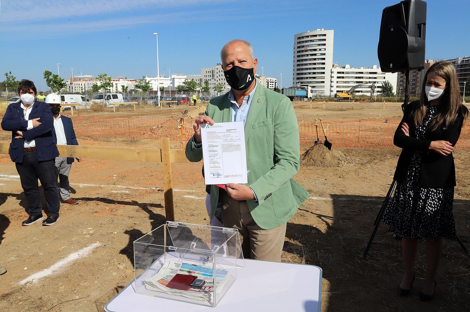 Imágenes de la  colocación de la primera piedra del nuevo colegio público ubicado en el 'Ensanche Sur'