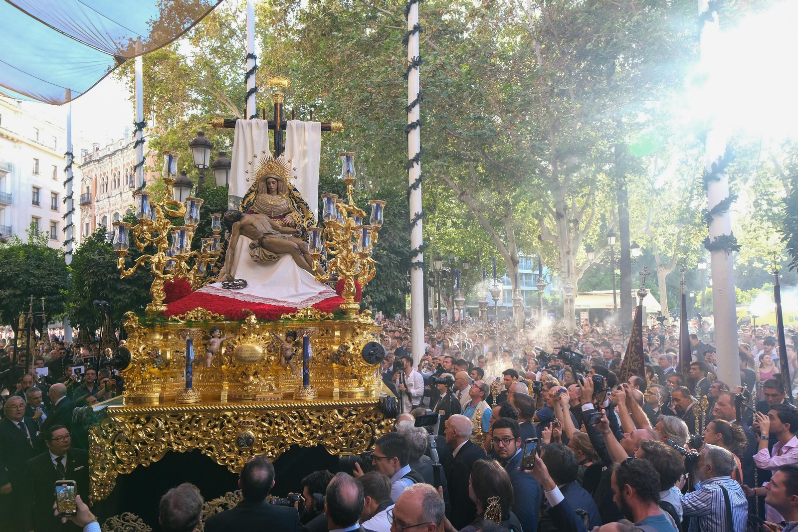 Procesión de regreso de la Piedad del Baratillo Coronada