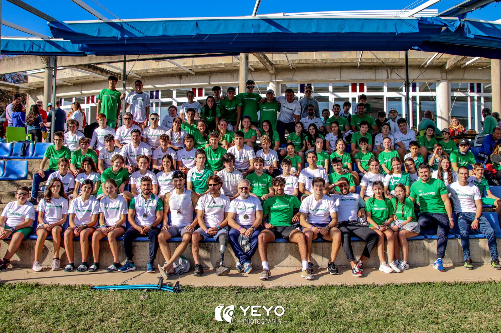 Foto de familia del Club Naútico de Sevilla en el CEAR