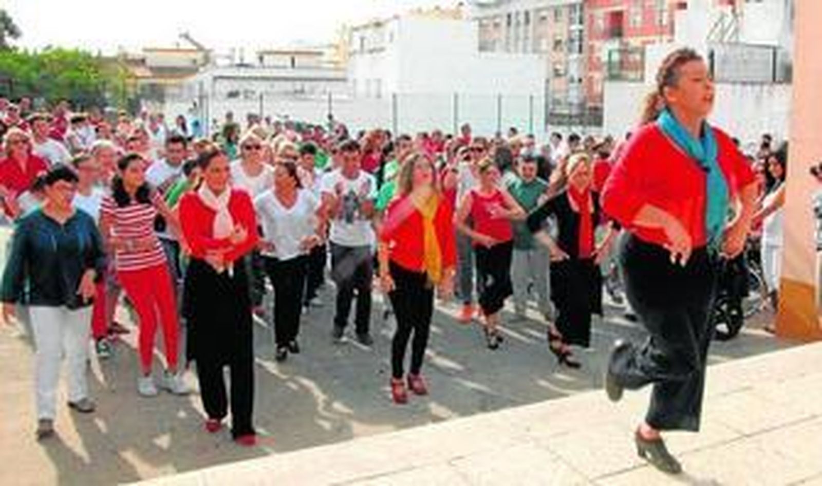 1. Momento en el que Pepa Peña enseña los pasos para que los asistentes aprendieran el baile por bulerías para la jornada de ayer.  2. Diego Bejarano, encargado de la lectura del manifiesto por el Día Mundial de la Parálisis Cerebral. 3. Una chica muestra una de sus manos llena de pintura tras dejar   su huella en el mural preparado para recordar la ocasión. (fotos 2 y 3: Andrés derqui )