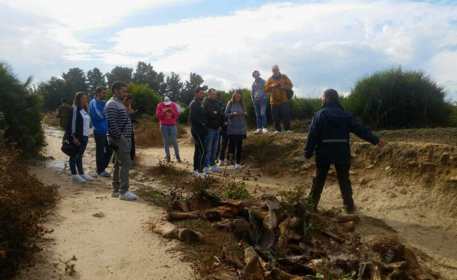 Durante el  'II Travel Blogger Forum' algunos de los blogueros se acercaron a visitar el entorno. En la imagen algunos de los restos de la Calzada Romana de El puerto.
