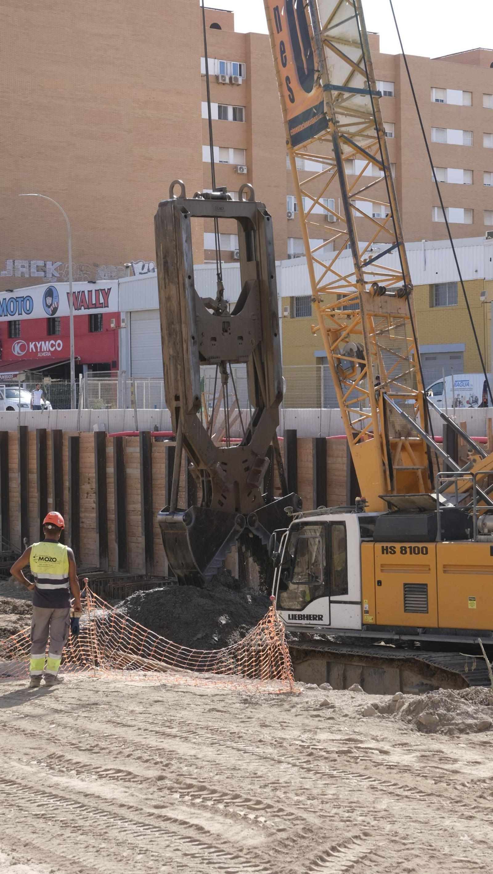 El Puente de la Avenida del Mediterráneo en su última fase de desmantelamiento, en imágenes