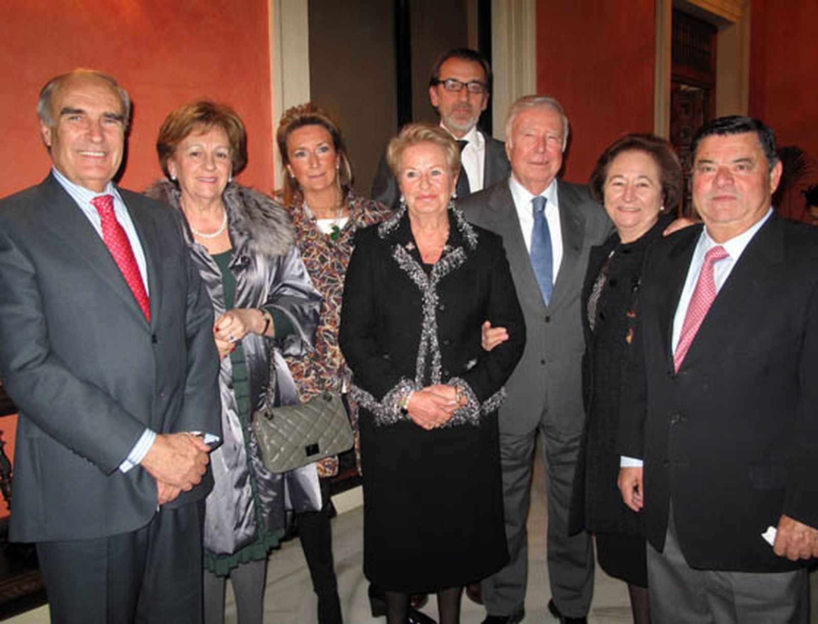 Los directivos de Caja Rural del Sur Vicente Rodríguez (vicepresidente), Manuel Ruiz Rojas, José Luis García Palacios (presidente) y Juan Luis Cortés, con Manuela de la Rosa, María Pou, Pilar Álvarez y Luisa Alonso.

Foto: Victoria Ramirez