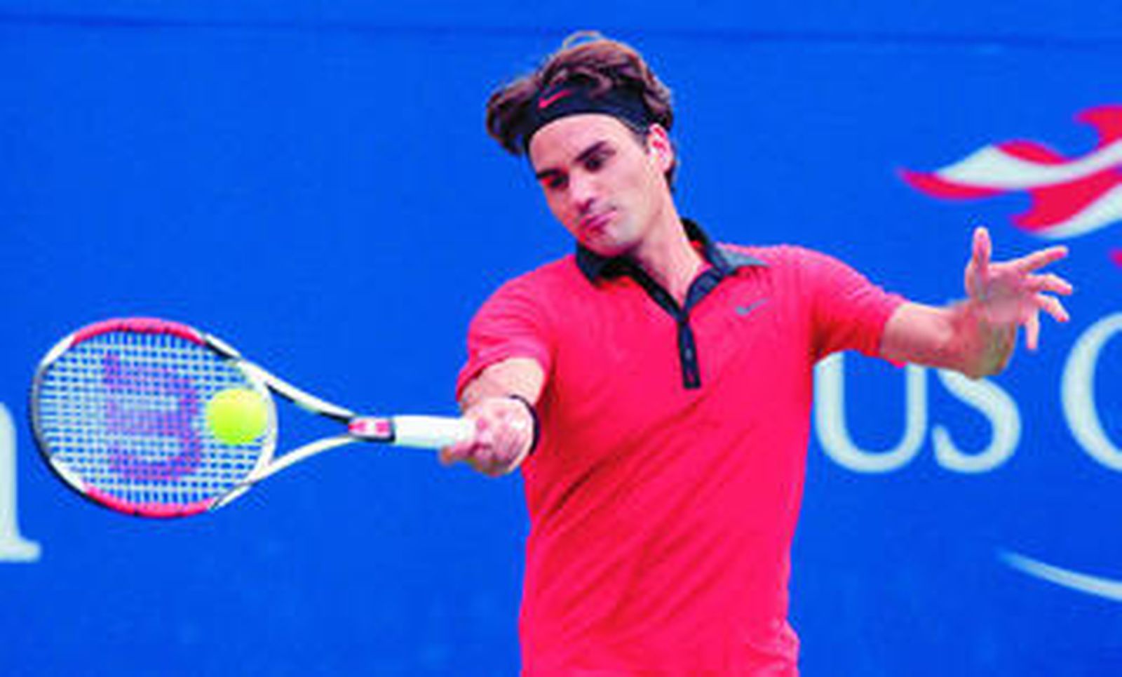 Federer responde con la derecha a una bola de Robredo durante el partido que los enfrentó.