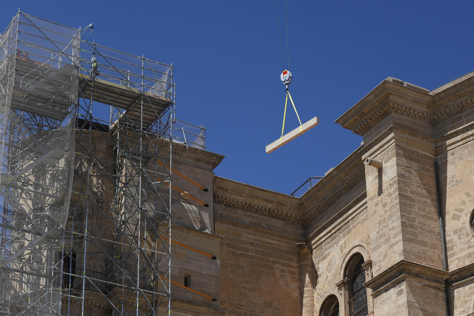 Colocan la primera viga de la nueva cubierta de la Catedral de Málaga, en fotos