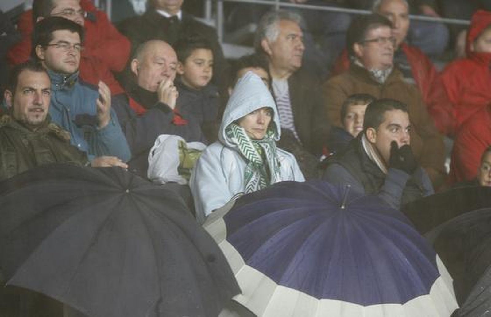 El Córdoba vence al Valladolid 1-0 bajo un diluvio en el Arcángel. / José Martínez