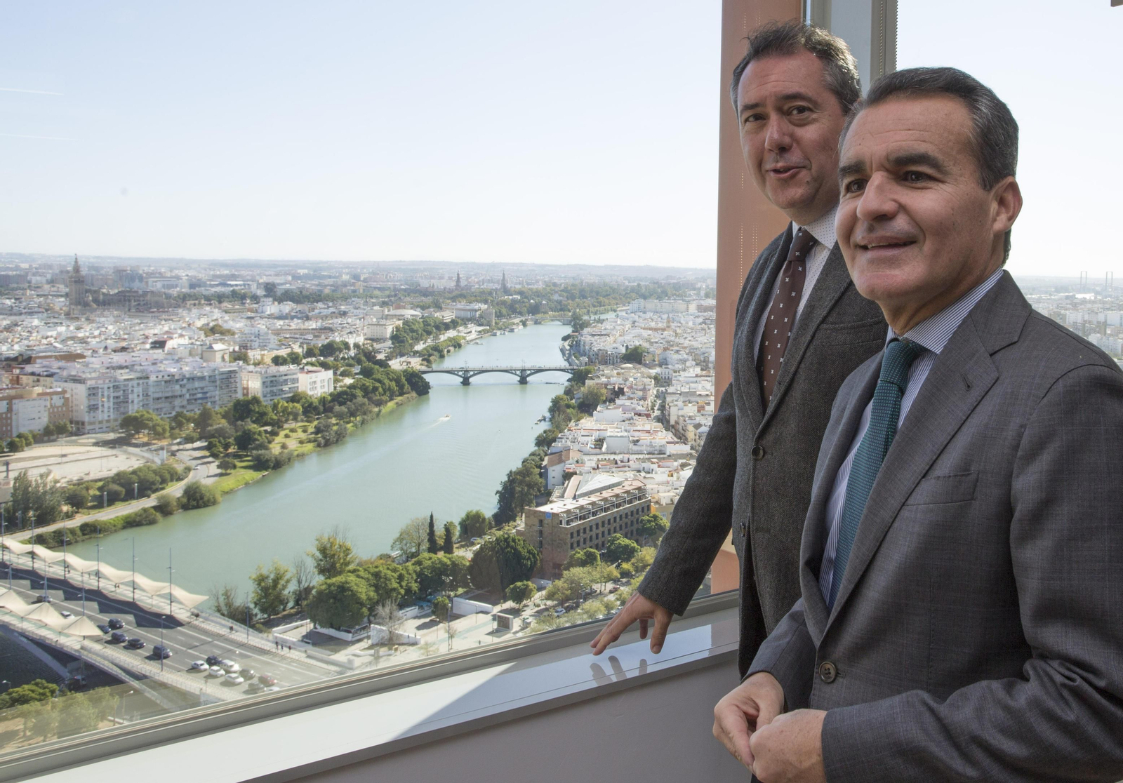 Visita del alcalde a la Torre Sevilla