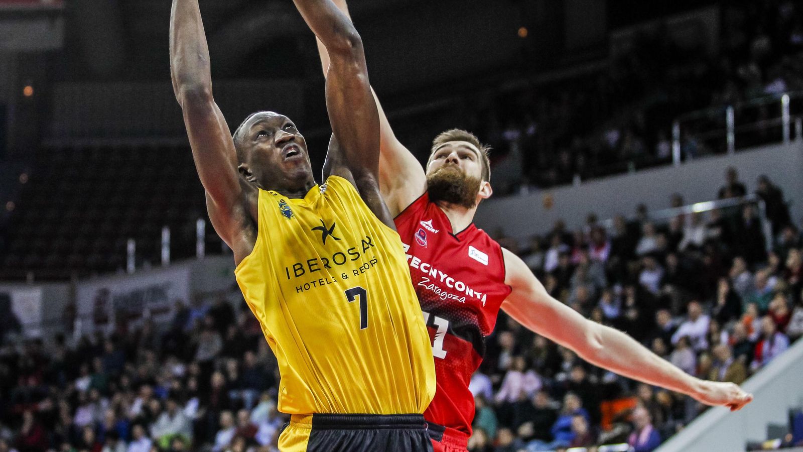 Niang captura un rebote ante Radovic.