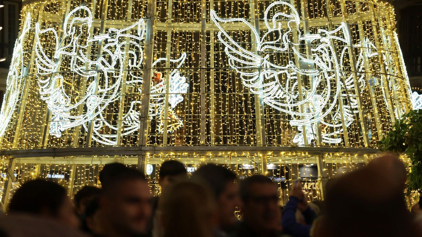 Miles de personas se congregaron para ver el encendido.
