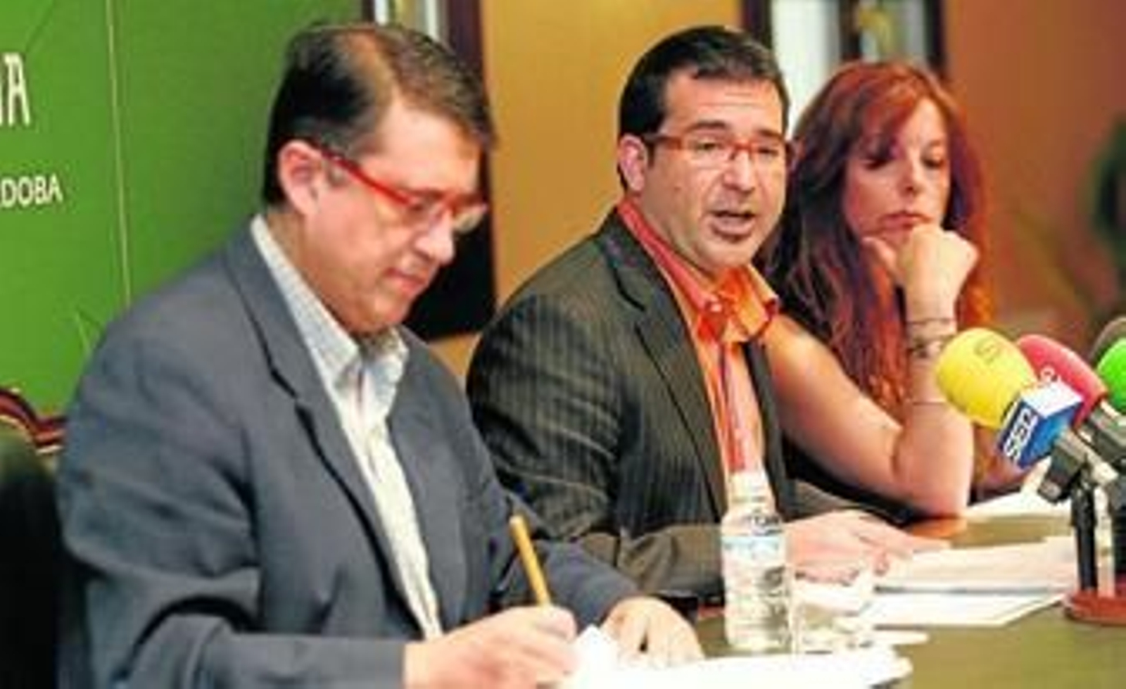 Rafael Blanco, Joaquín Dobladez y Adela Romero, durante el acto de presentación.