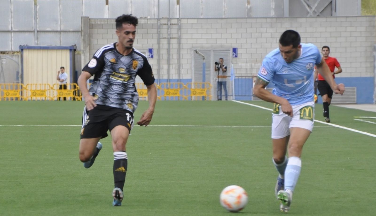 Dani Espejo es presionado por Iván Navarro.