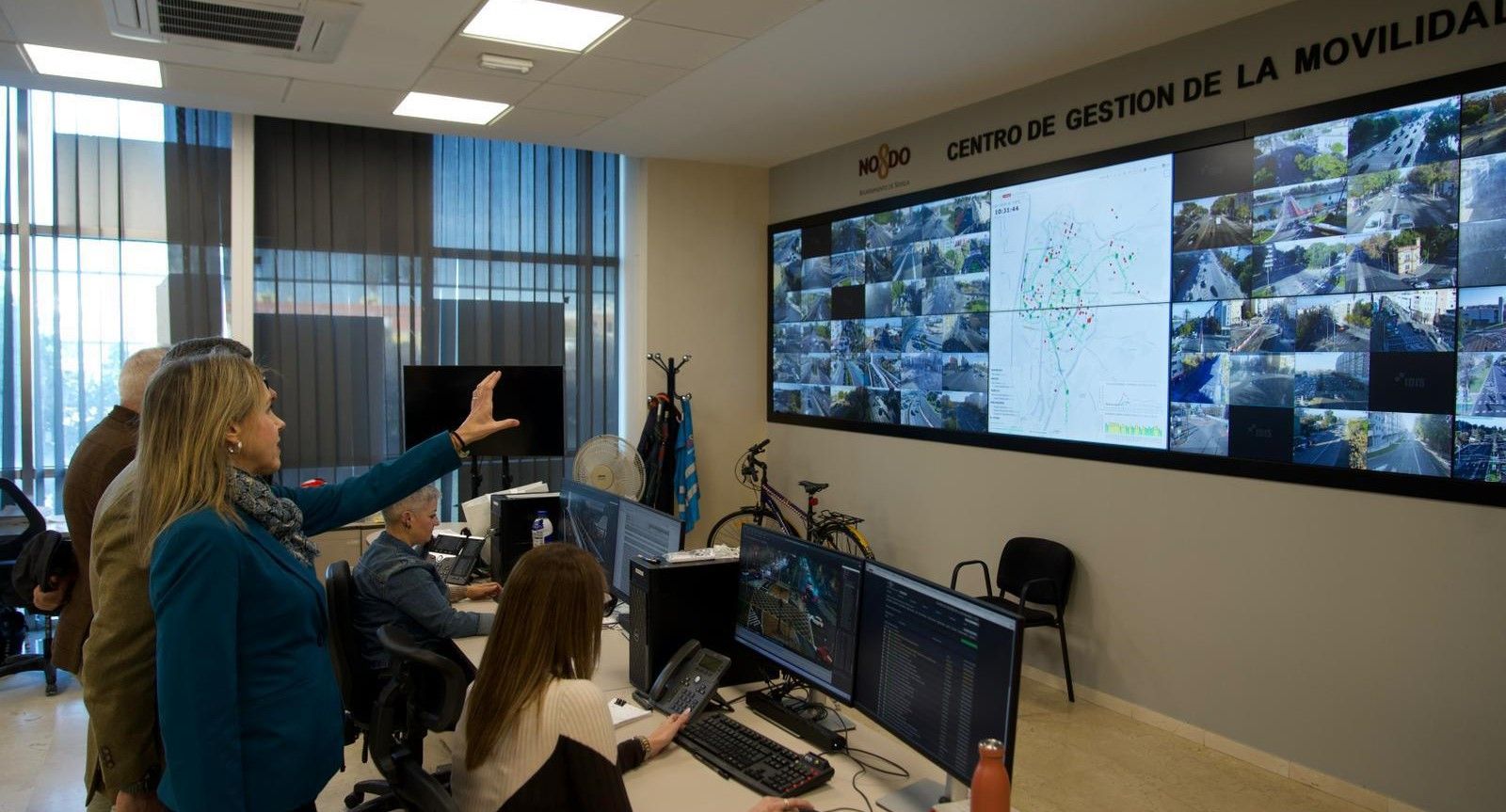 La portavoz de VOX en el Ayuntamiento, Cristina Peláez, en el Centro de Gestión de la Movilidad de Sevilla